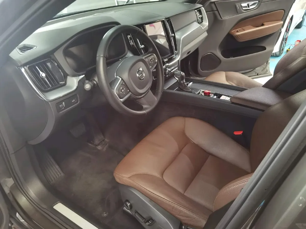 2021 Volvo XC60 2.0T 250HP L4 8AT,autocango,china used car exporter,china ev exporter,chinese used car exporter,chinese used ev exporter