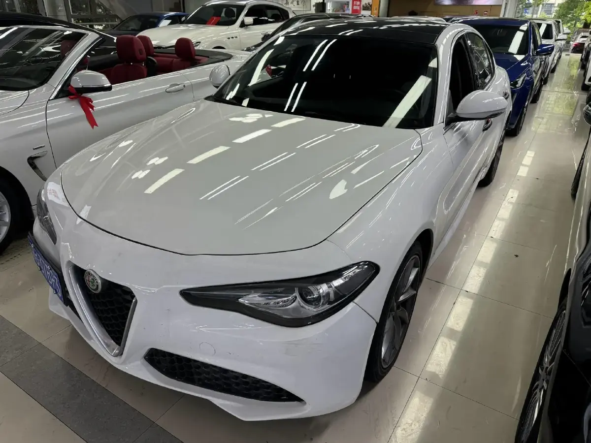 2017 Alfa Romeo Giulia 2.0T 200HP L4 8AT