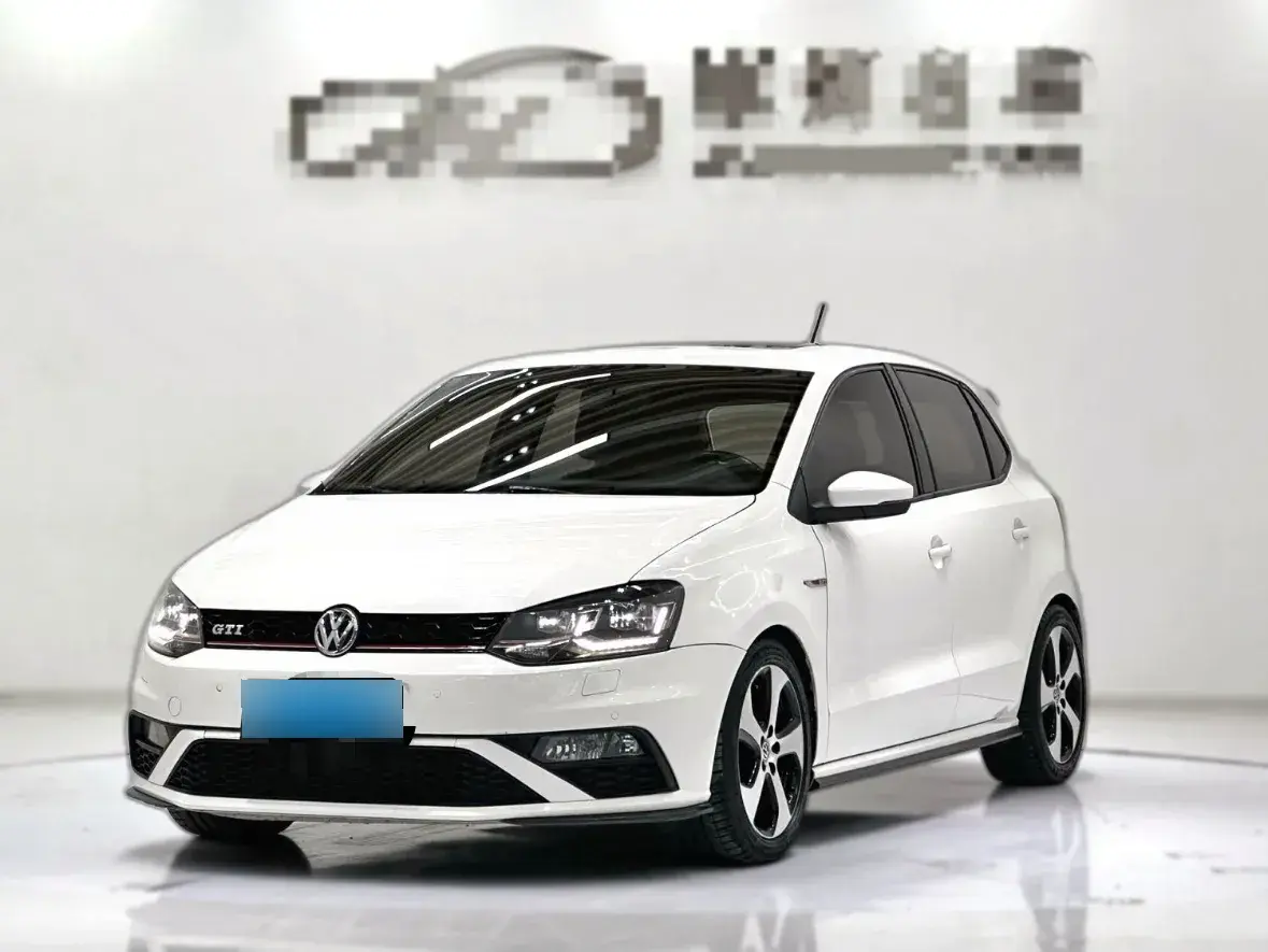 2015 Volkswagen Polo 1.4T 150HP L4 7DCT