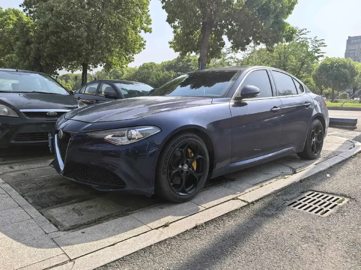 2021 Alfa Romeo Giulia 2.0T 280HP L4 8AT