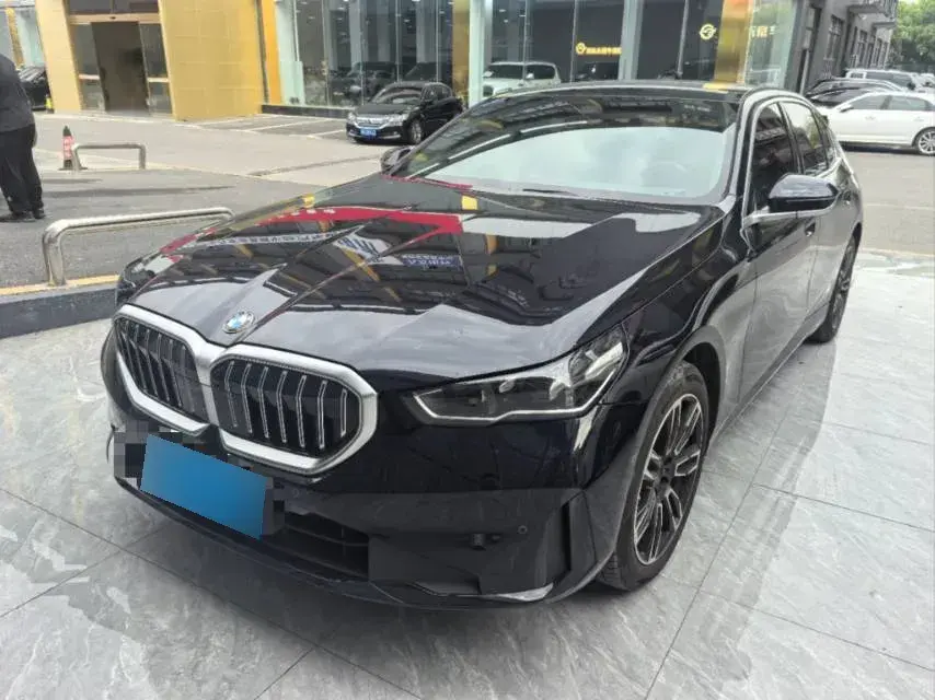 2024 BMW 5 Series 2.0T 190HP L4 8AT