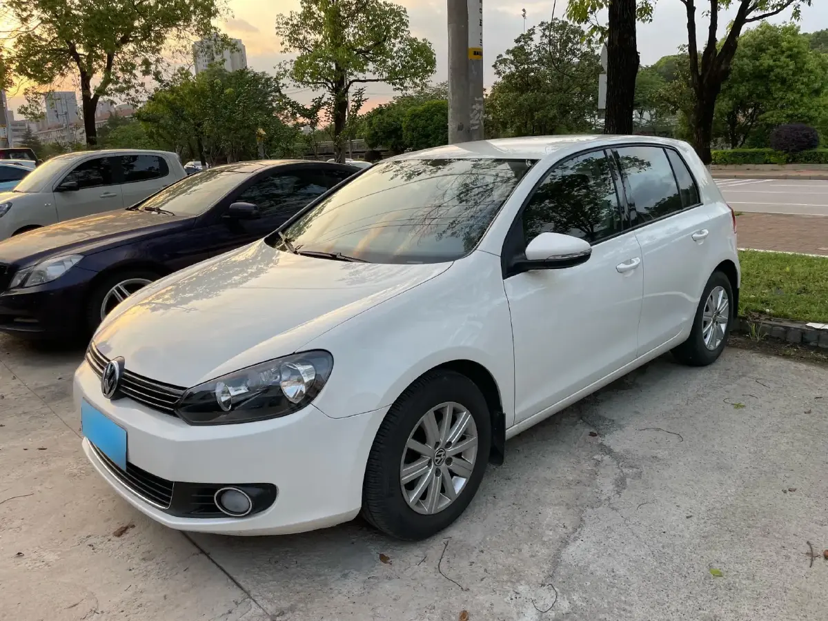 2012 Volkswagen Golf 1.6L 105HP L4 5MT