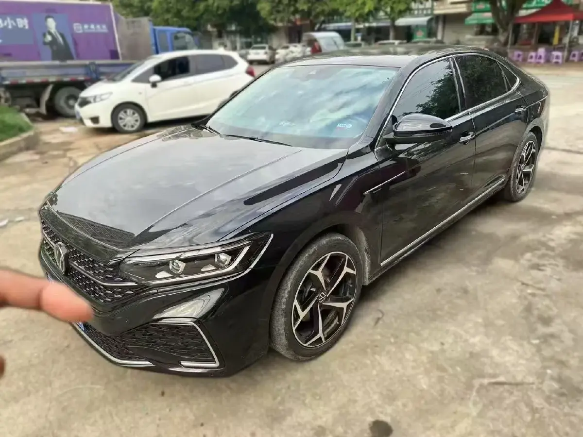 2024 Volkswagen Passat 2.0T 220HP L4 7DCT