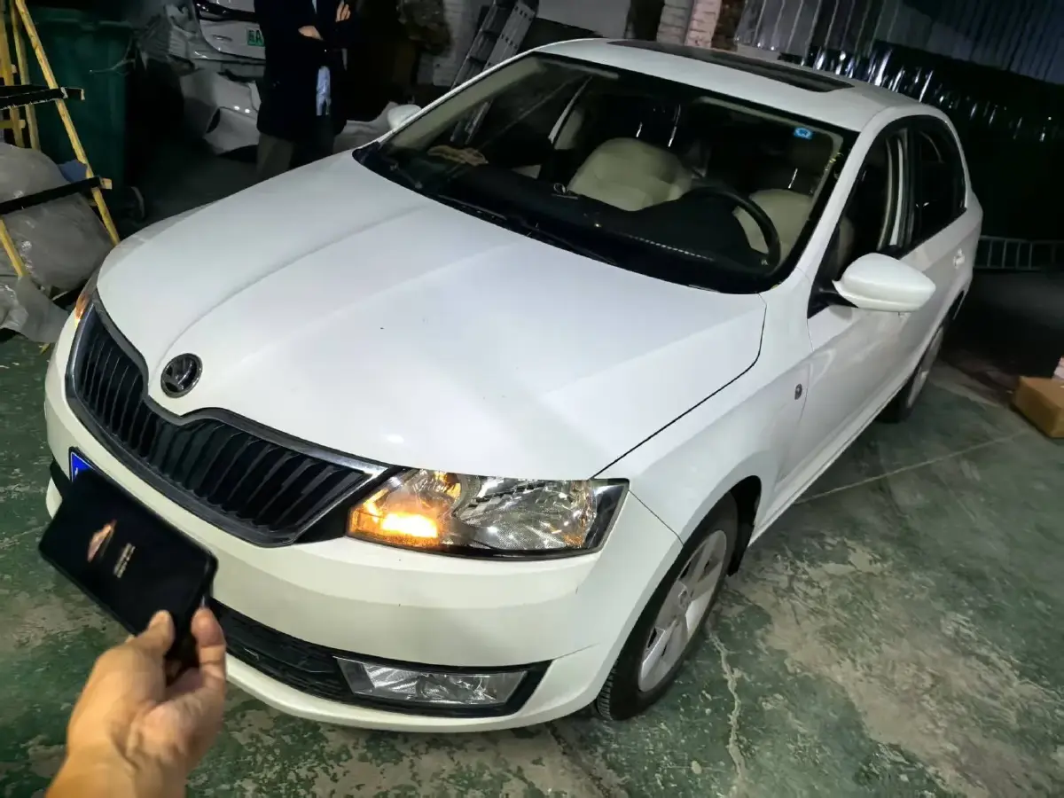 2015 Skoda Rapid 1.4L 90HP L4 5MT