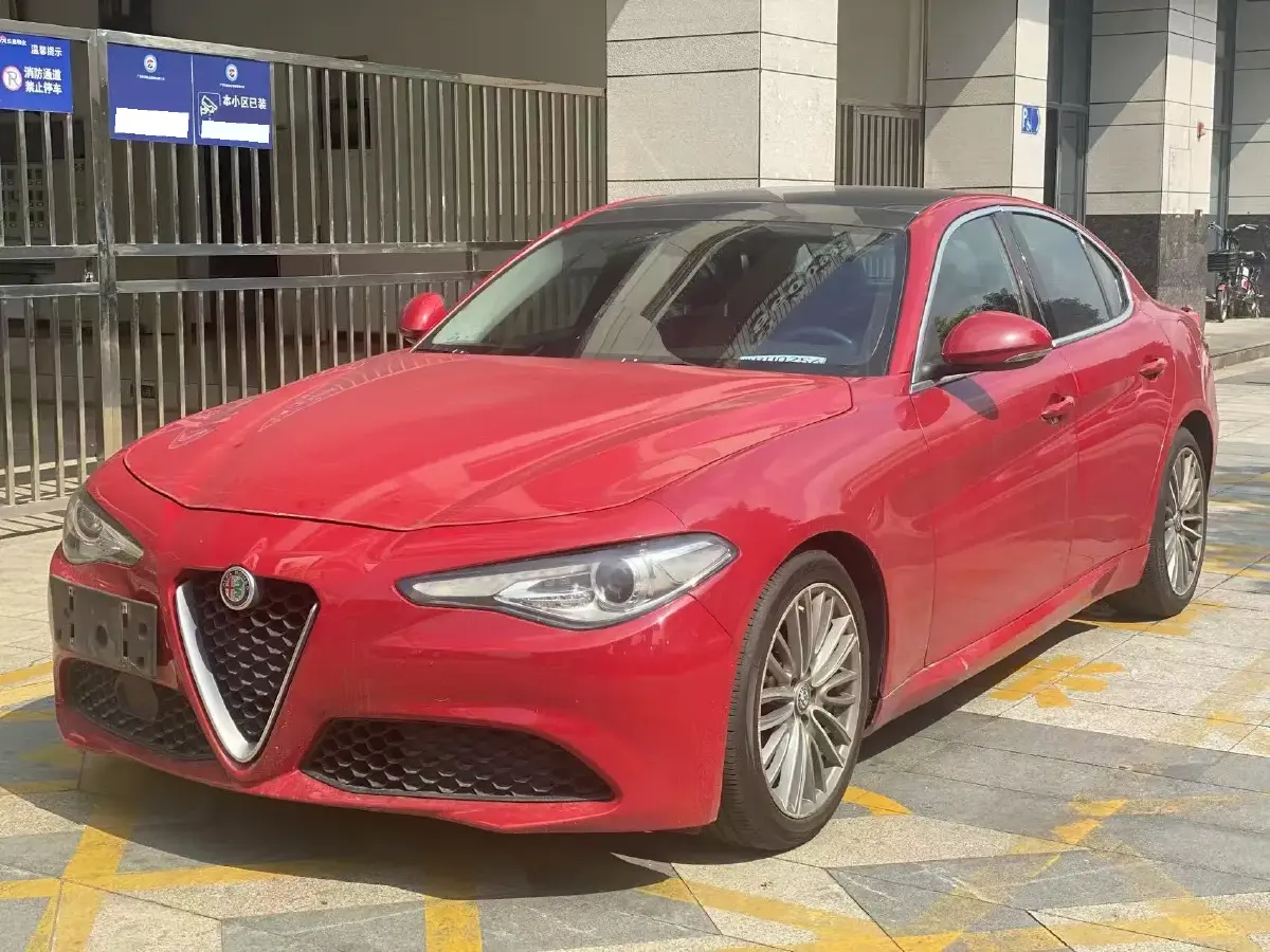 2017 Alfa Romeo Giulia 2.0T 200HP L4 8AT