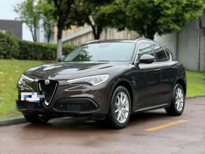 2017 Alfa Romeo Stelvio 2.0T 200HP L4 8AT