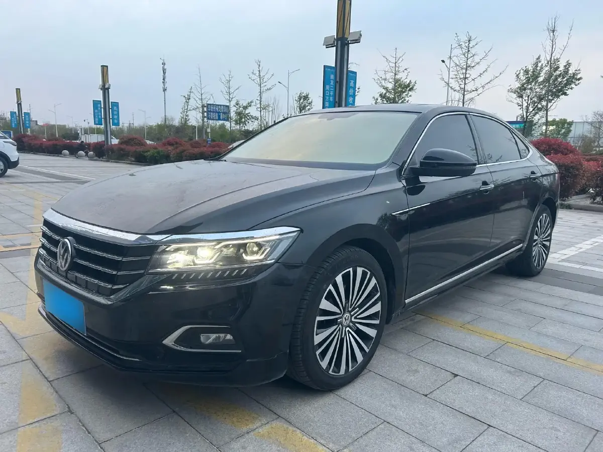 2021 Volkswagen Passat 2.0T 186HP L4 7DCT