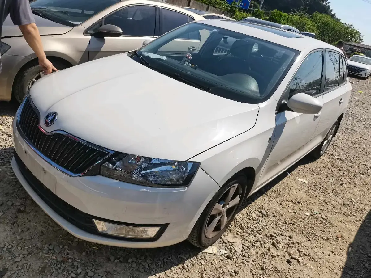 2014 Skoda Rapid Spaceback 1.6L 110HP L4 5MT