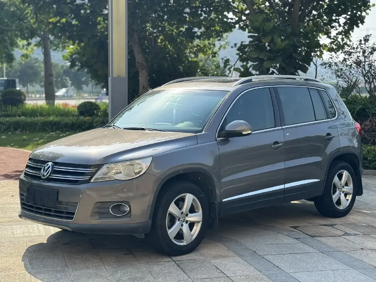 2010 Volkswagen Tiguan 2.0T 200HP L4 6AT