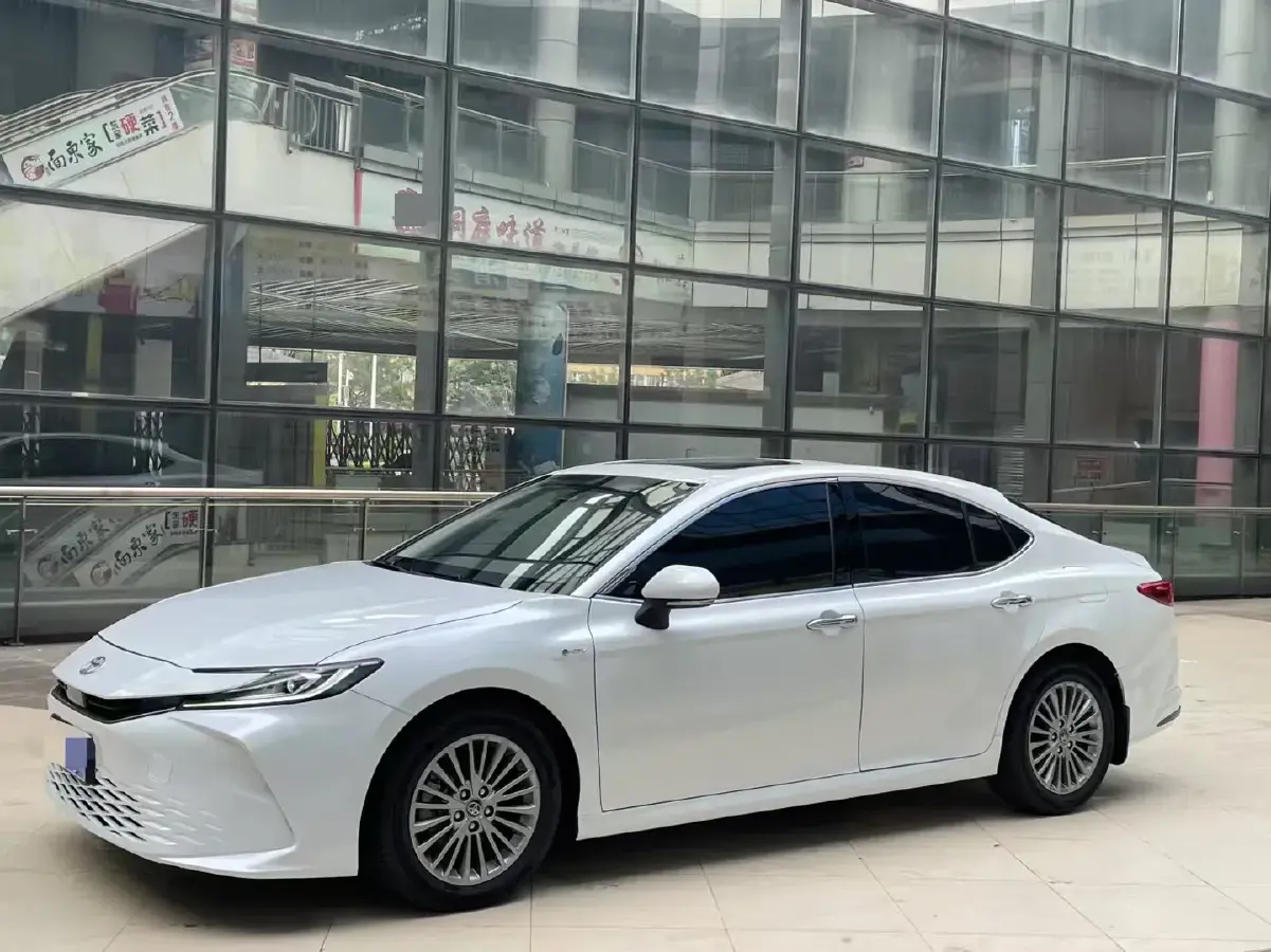 2024 Toyota Camry 2.0L 152HP L4 E-CVT Hybrid