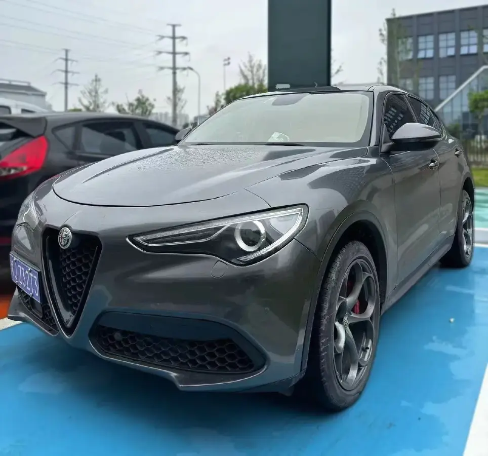 2017 Alfa Romeo Stelvio 2.0T 200HP L4 8AT