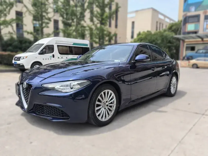 2017 Alfa Romeo Giulia 2.0T 200HP L4 8AT