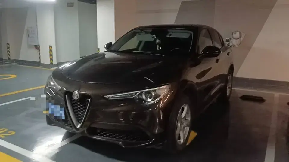 2017 Alfa Romeo Stelvio 2.0T 200HP L4 8AT