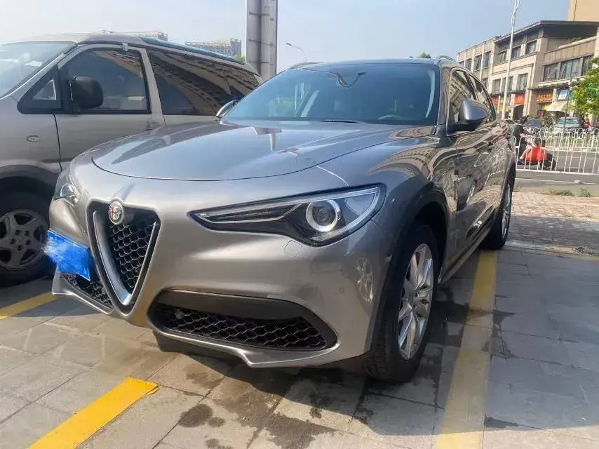 2017 Alfa Romeo Stelvio 2.0T 200HP L4 8AT