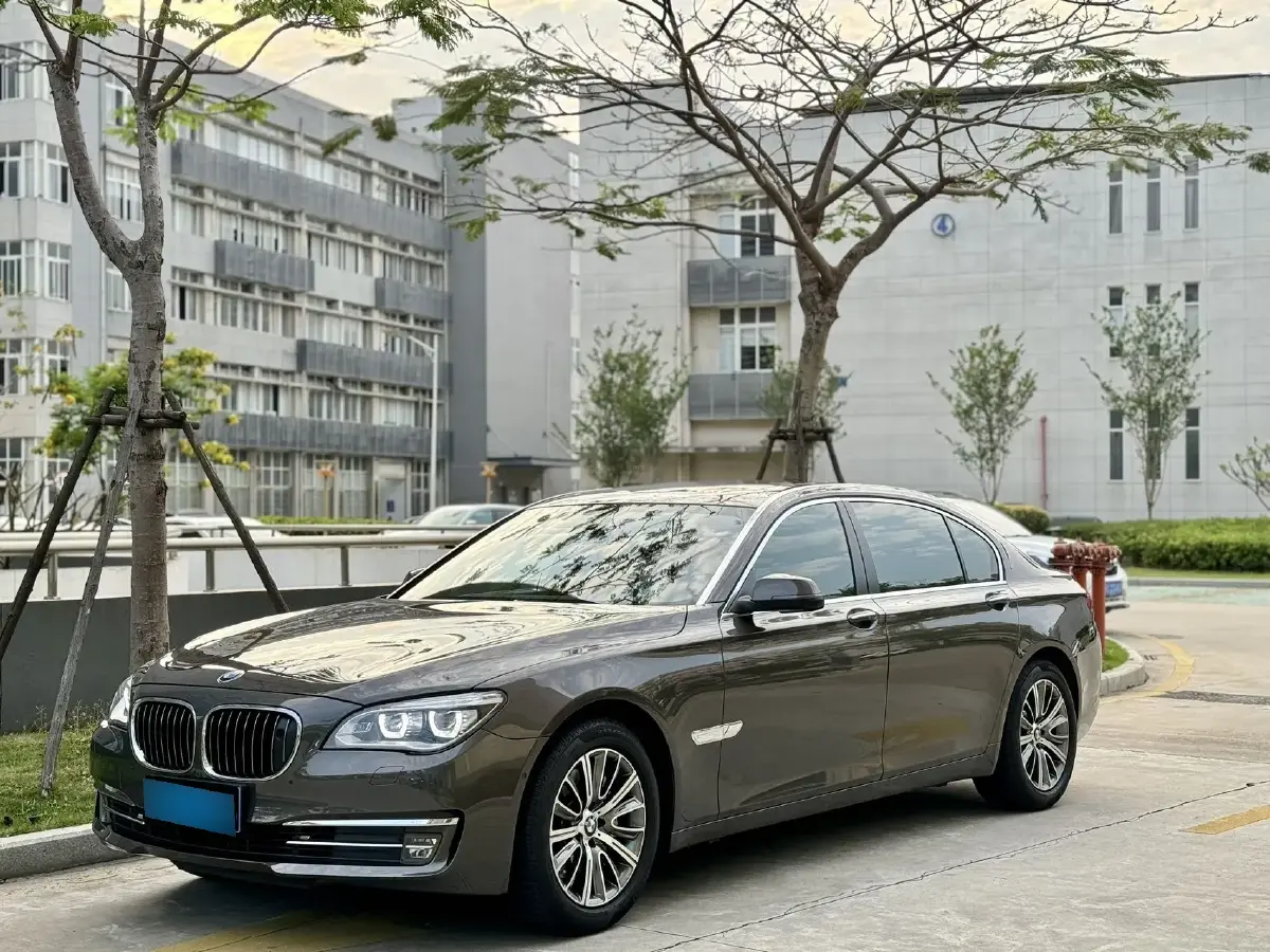 2013 BMW 7 Series 3.0T 320HP L6 8AT