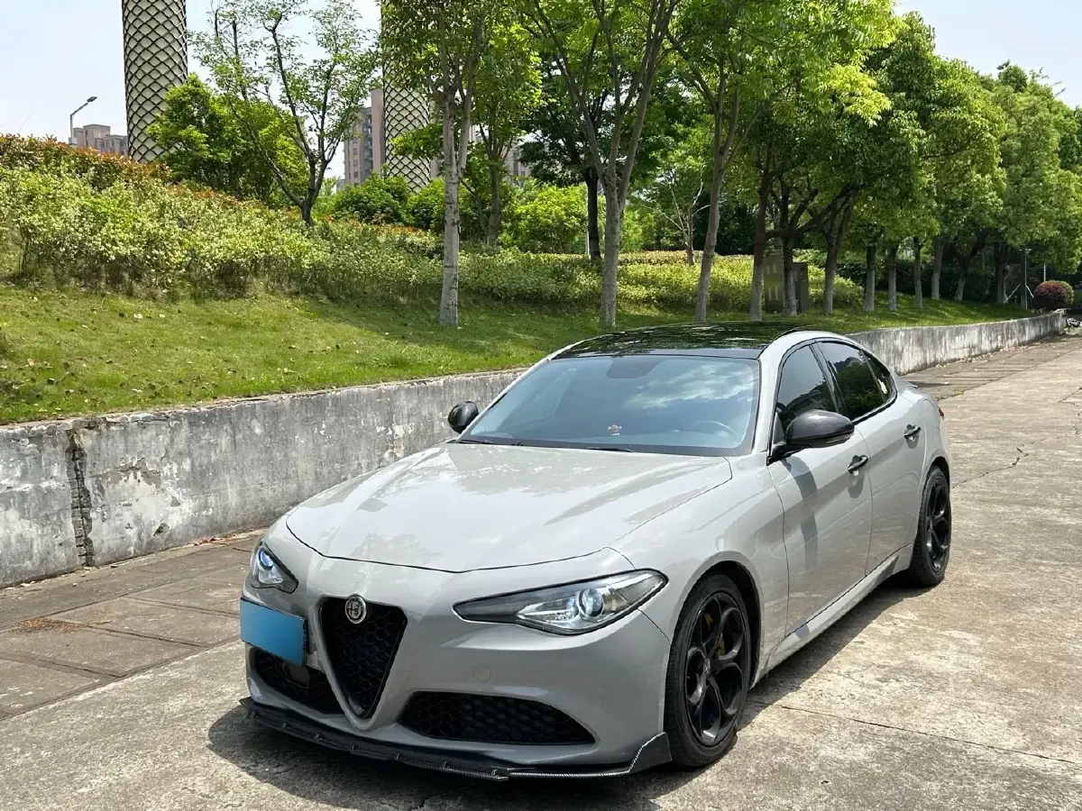 2017 Alfa Romeo Giulia 2.0T 280HP L4 8AT