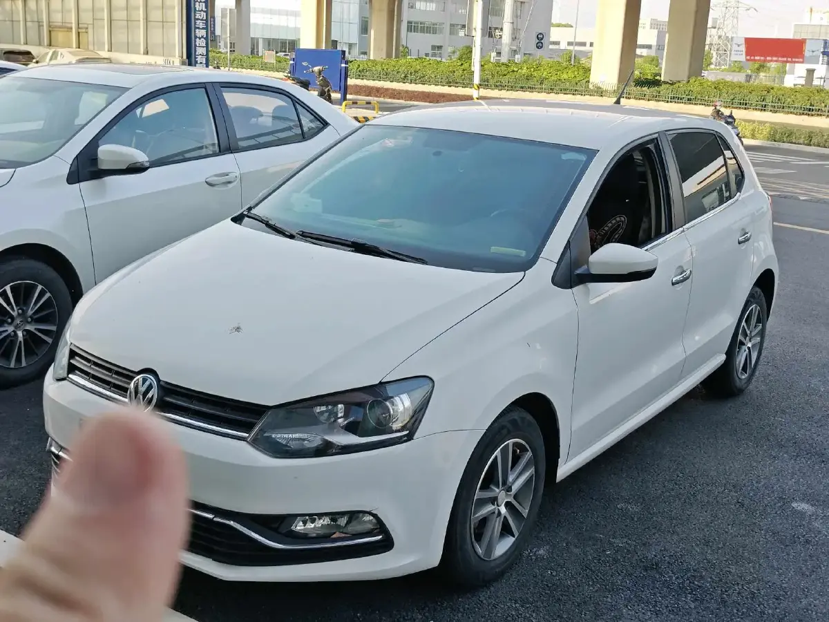 2016 Volkswagen Polo 1.4L 90HP L4 6AT