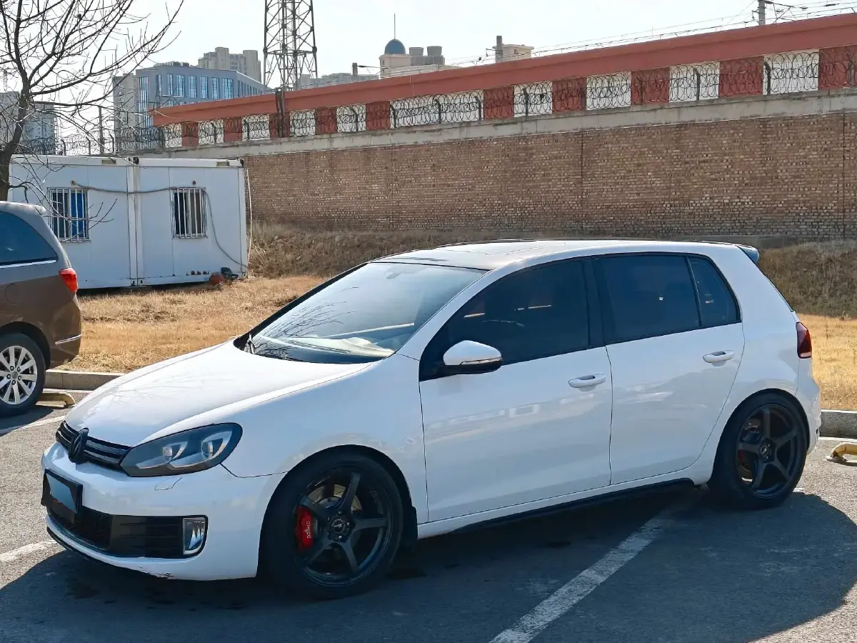 2012 Volkswagen GolfGTI 2.0T 200HP L4 6DCT