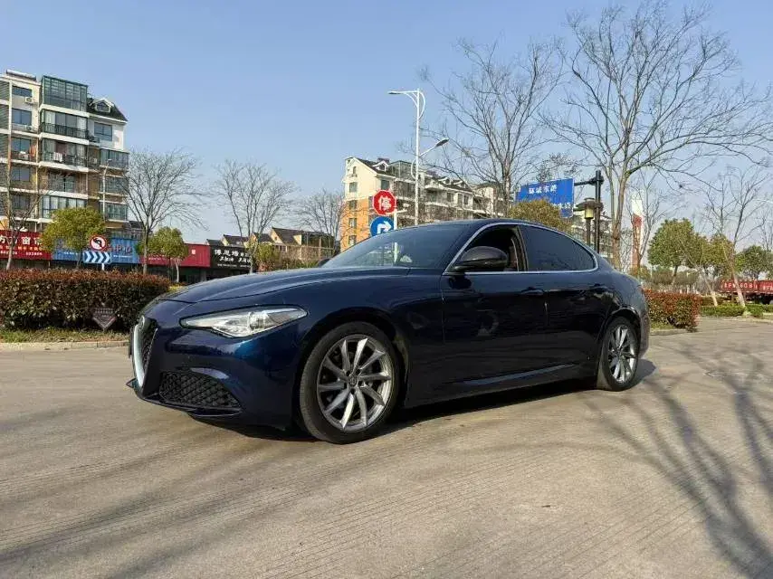 2017 Alfa Romeo Giulia 2.0T 200HP L4 8AT