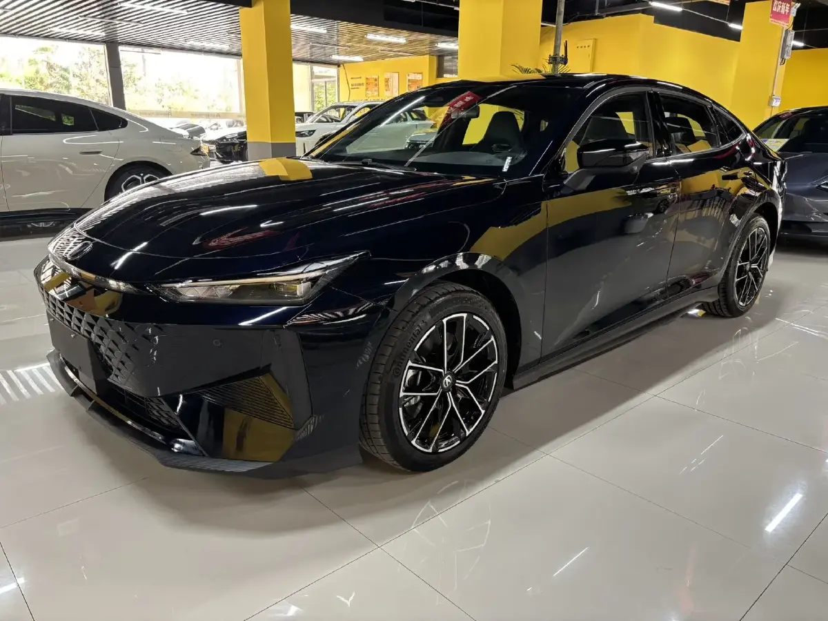 2024 ChangAn UNI-V iDD 1.5L 110HP L4 E-CVT PHEV 18.99KWH