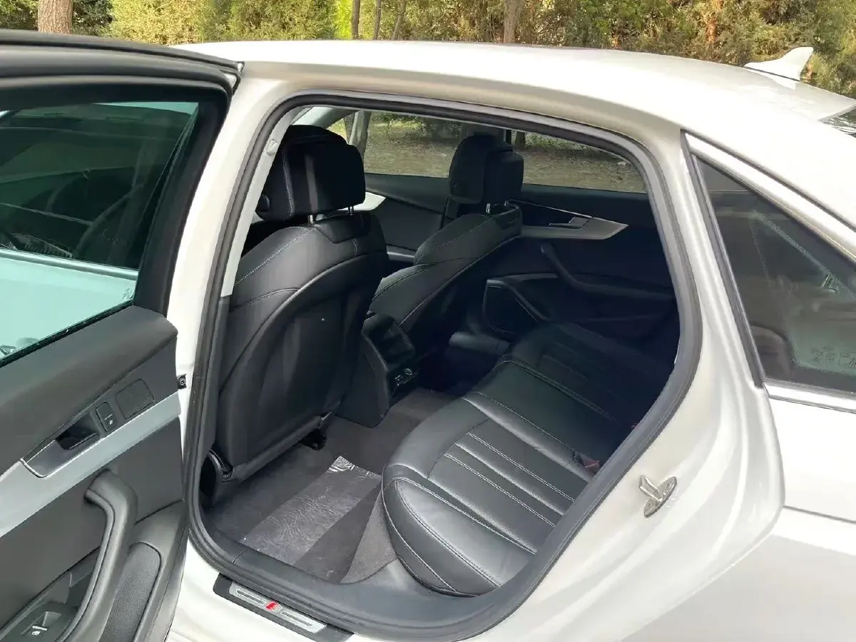 2022 Audi A4L 2.0T 190HP L4 7DCT,autocango,china used car exporter,china ev exporter,chinese used car exporter,chinese used ev exporter