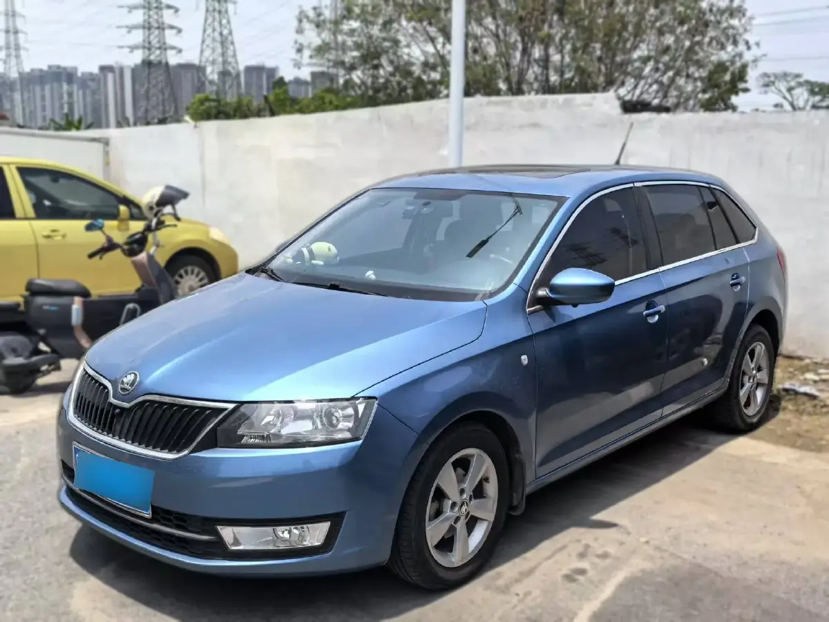 2014 Skoda Rapid Spaceback 1.6L 110HP L4 5MT