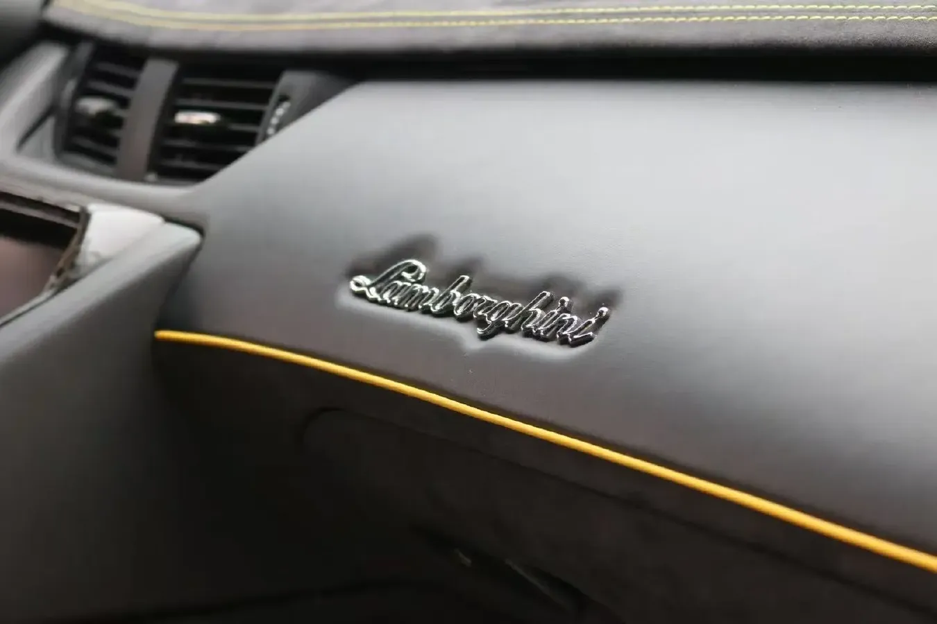 2011 Lamborghini Aventador 6.5L 700HP V12 7ISR,autocango,china used car exporter,china ev exporter,chinese used car exporter,chinese used ev exporter