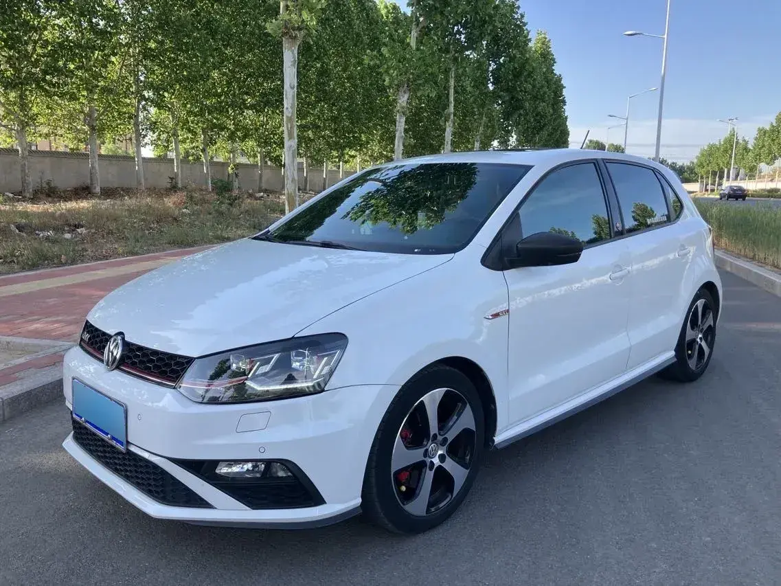 2016 Volkswagen Polo 1.4T 150HP L4 7DCT