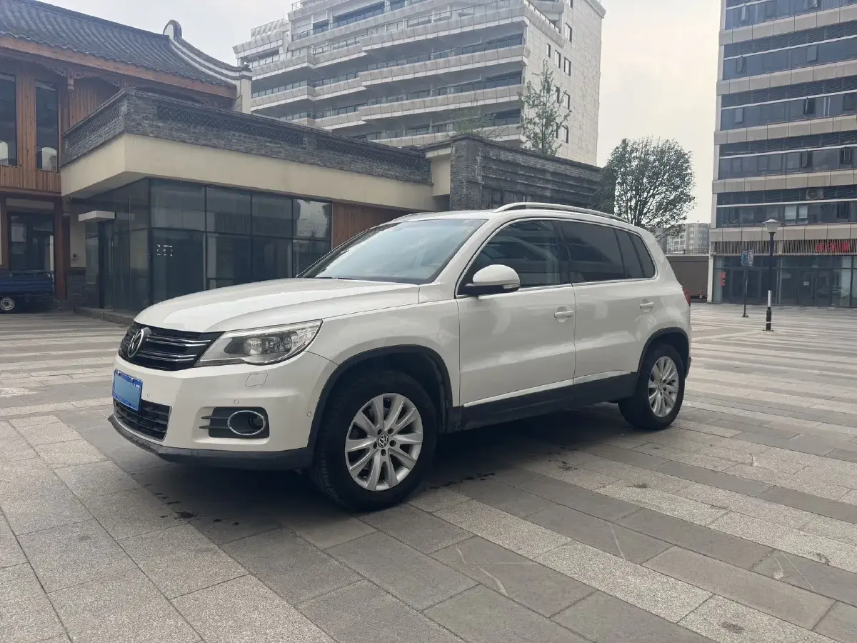 2012 Volkswagen Tiguan 2.0T 200HP L4 6AT
