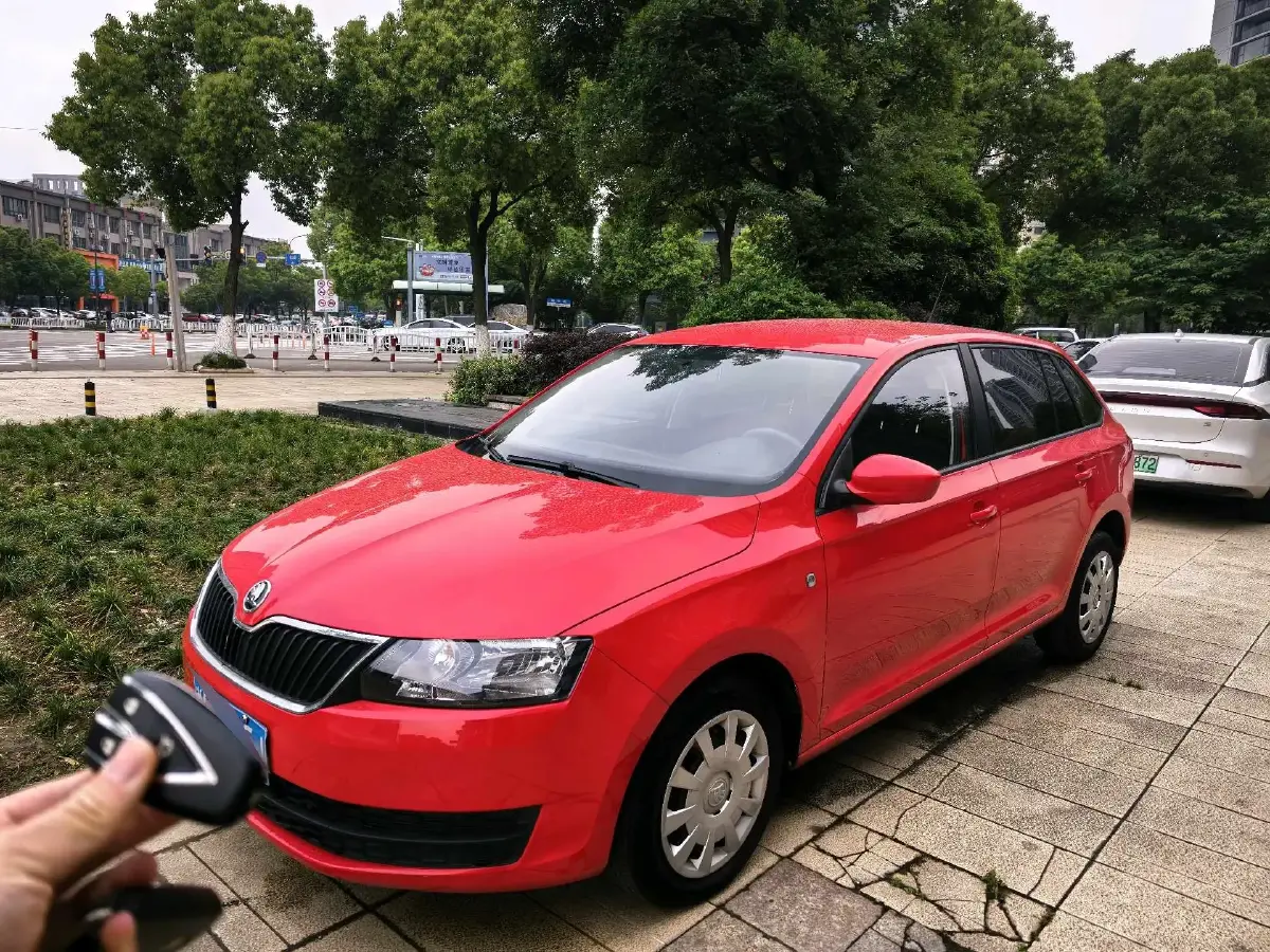 2016 Skoda Rapid Spaceback 1.4L 90HP L4 5MT