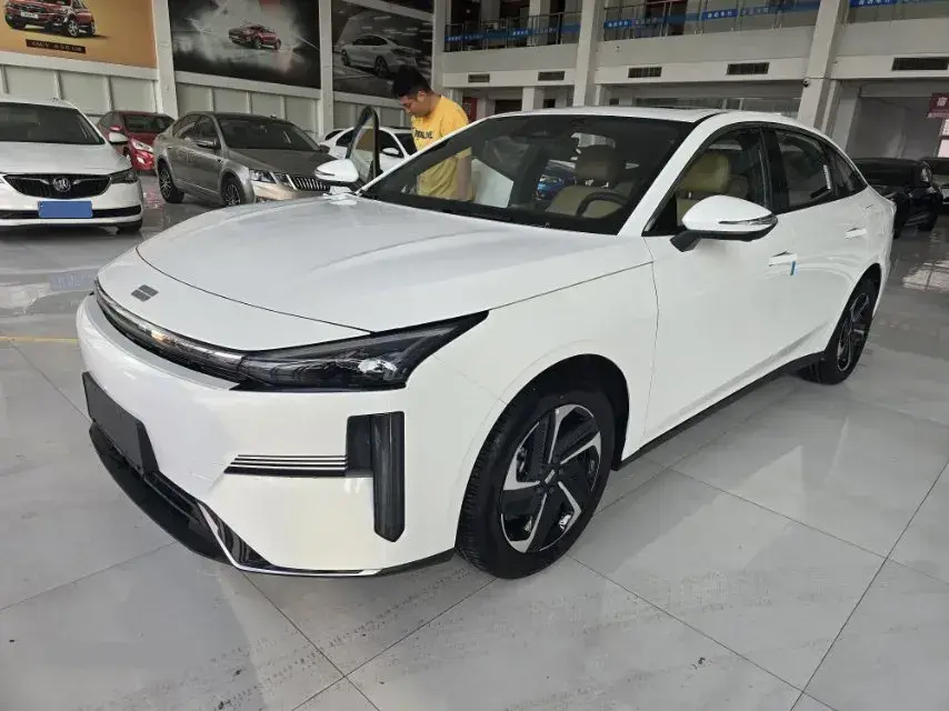 2024 Geely Galaxy L6 1.5T 163HP L4 3DHT PHEV