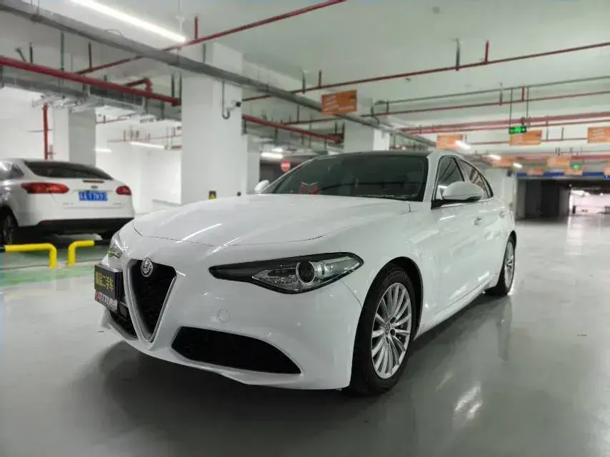 2017 Alfa Romeo Giulia 2.0T 200HP L4 8AT