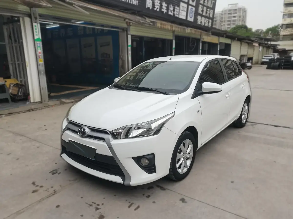 2014 Toyota Yaris L 1.5L 107HP L4 5MT