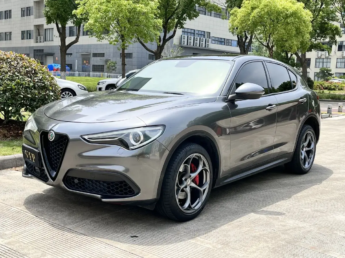 2017 Alfa Romeo Stelvio 2.0T 200HP L4 8AT