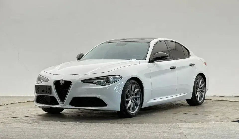 2017 Alfa Romeo Giulia 2.0T 200HP L4 8AT
