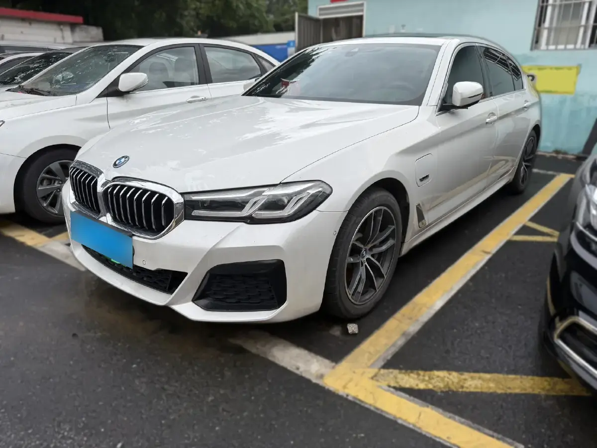 2022 BMW 5 Series 2.0T 184HP L4 8AT PHEV 17.7KWH