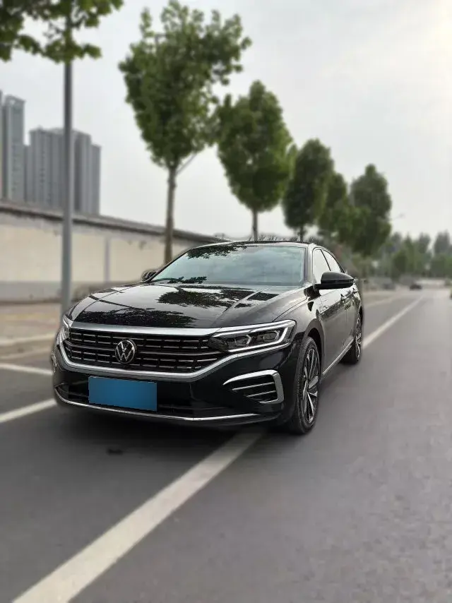 2023 Volkswagen Passat 2.0T 186HP L4 7DCT