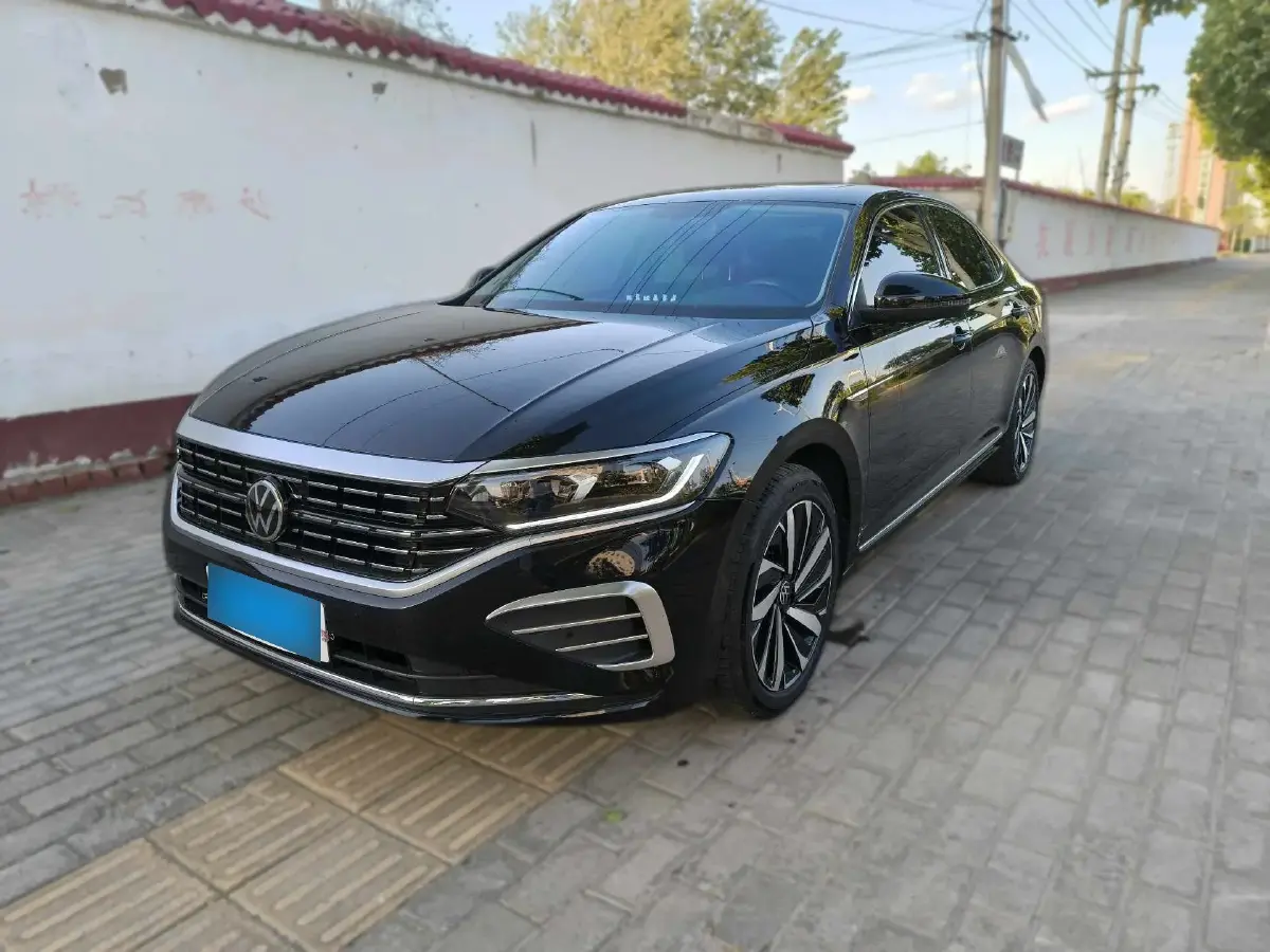 2024 Volkswagen Passat 2.0T 220HP L4 7DCT