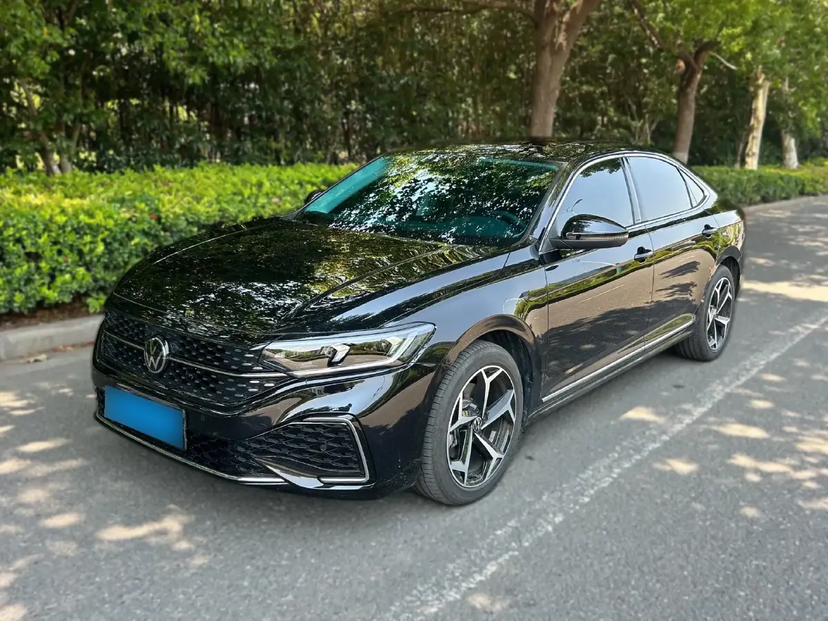 2024 Volkswagen Passat 2.0T 186HP L4 7DCT