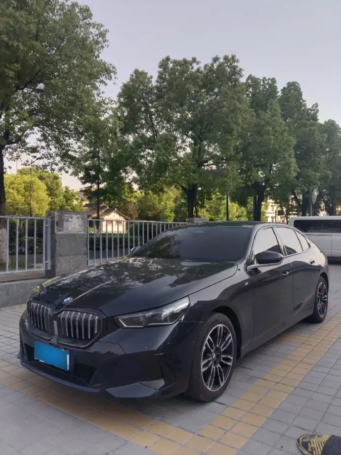 2024 BMW 5 Series 2.0T 258HP L4 8AT