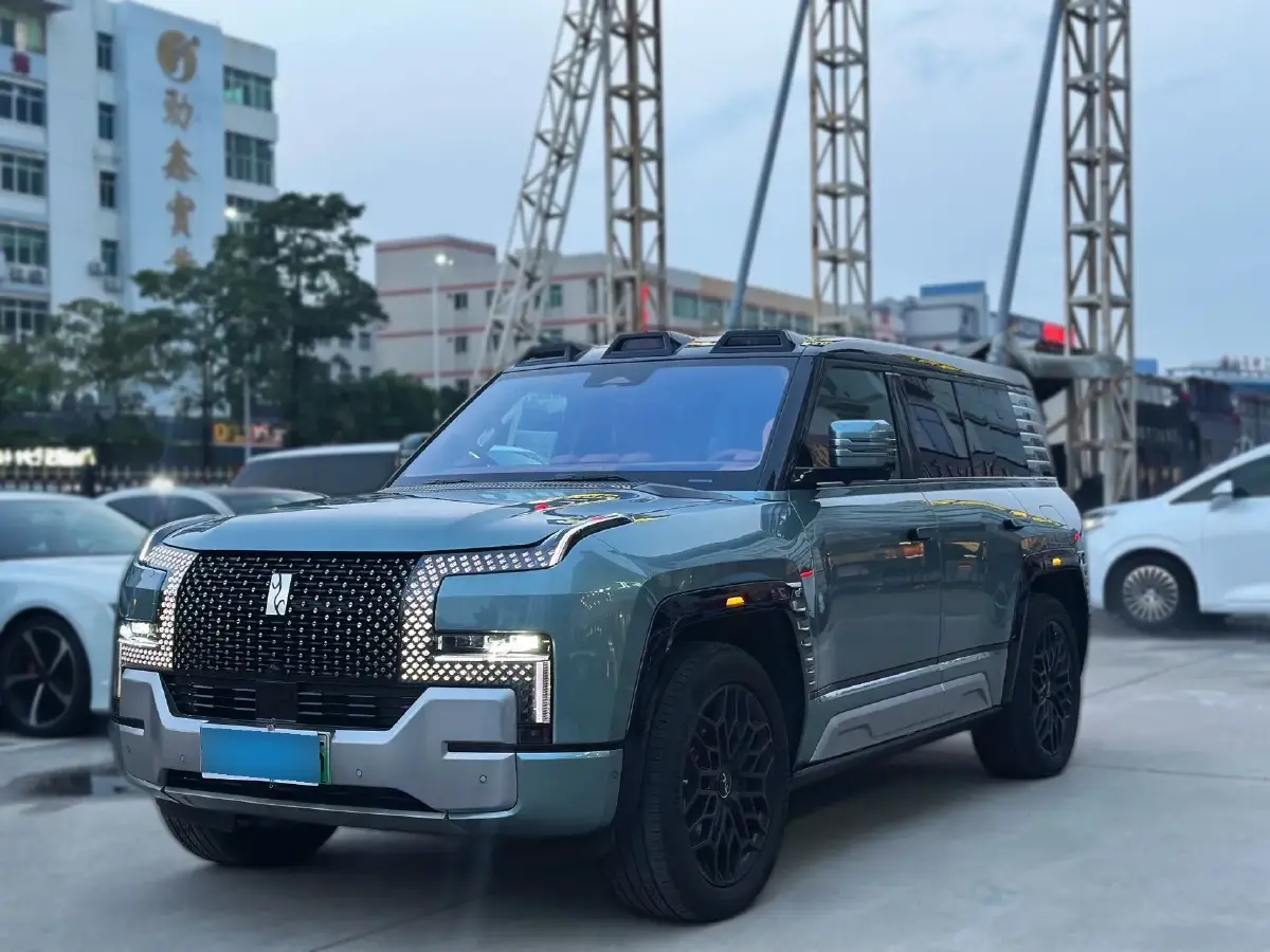 2023 YangWang U8 2.0T 272HP L4 REEV 49.05KWH