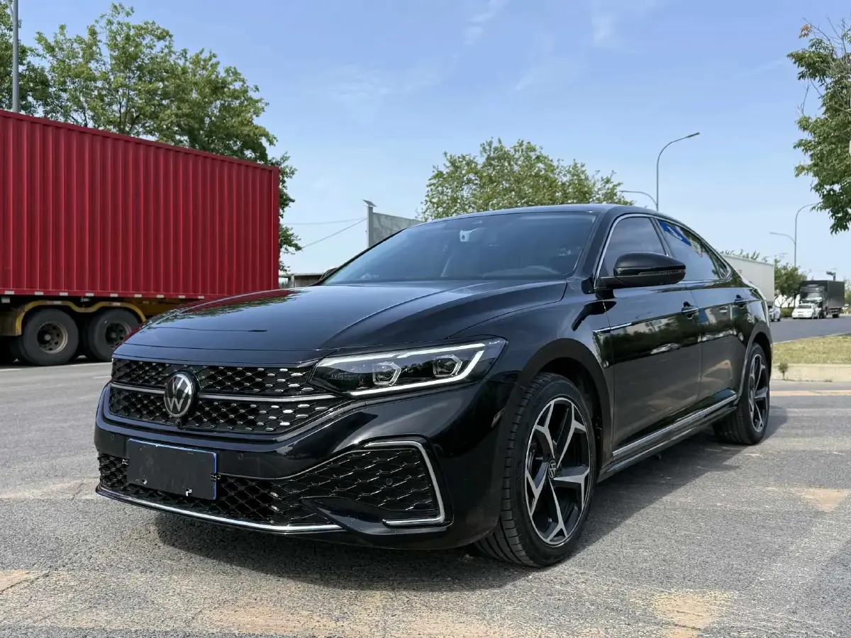 2024 Volkswagen Passat 2.0T 220HP L4 7DCT