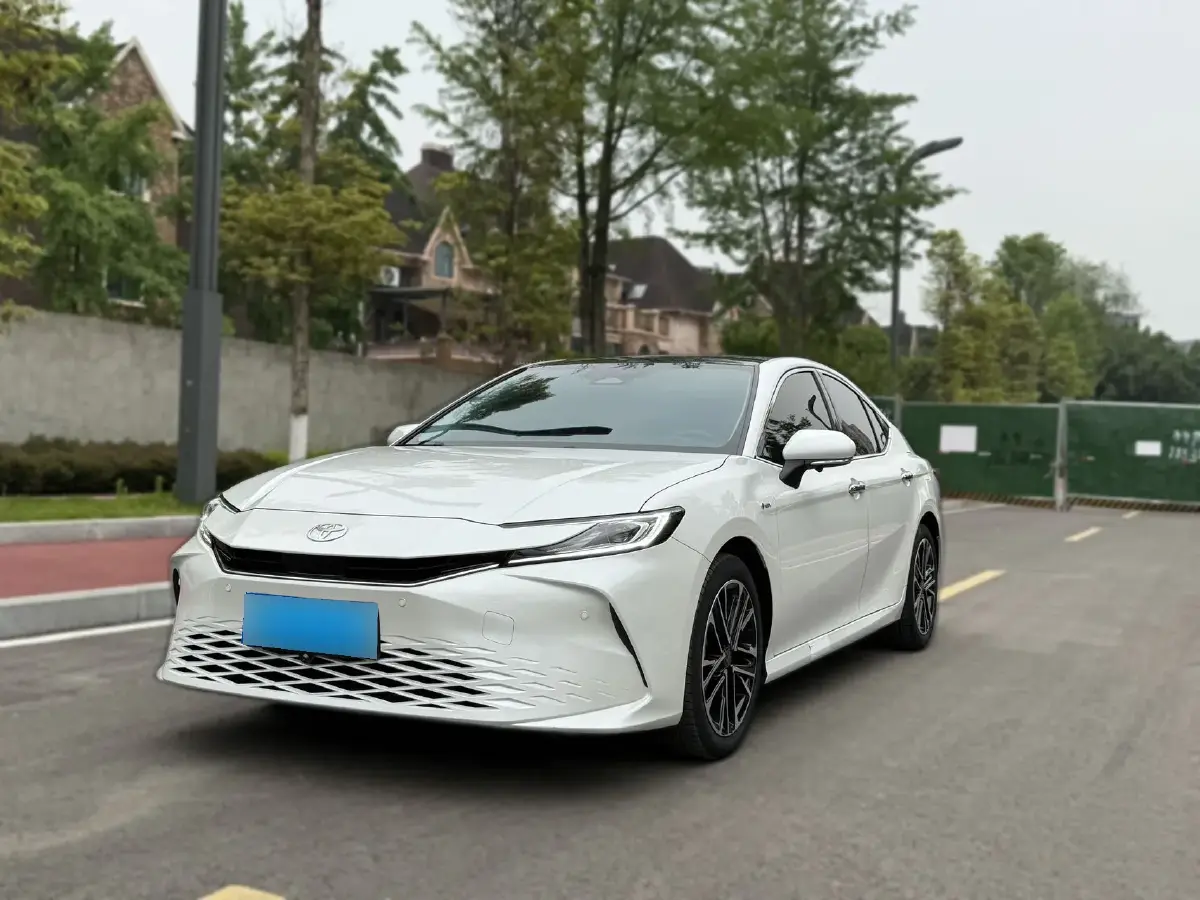 2024 Toyota Camry 2.0L 152HP L4 E-CVT Hybrid