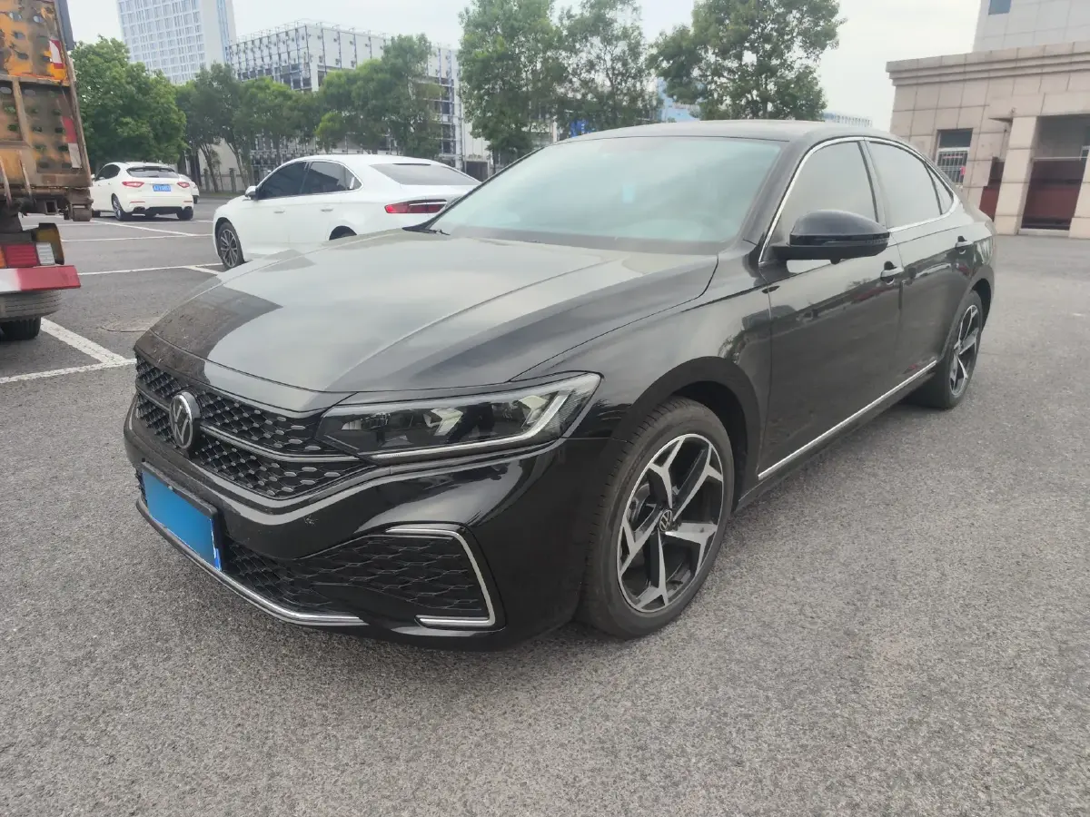 2024 Volkswagen Passat 2.0T 220HP L4 7DCT