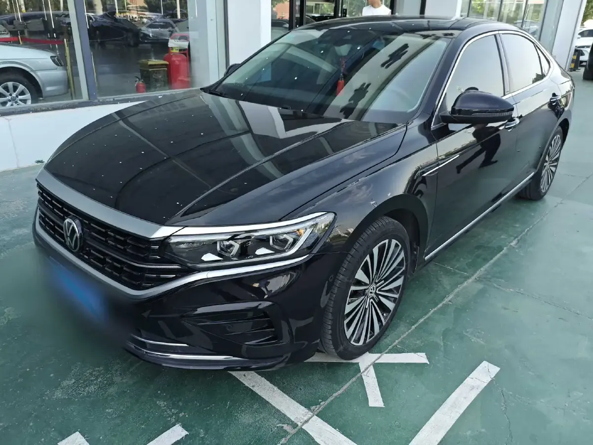 2022 Volkswagen Passat 2.0T 220HP L4 7DCT