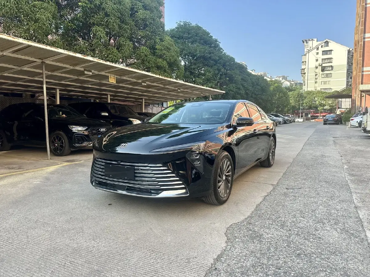 2025 Buick Larcosse 2.0T 237HP L4 9AT