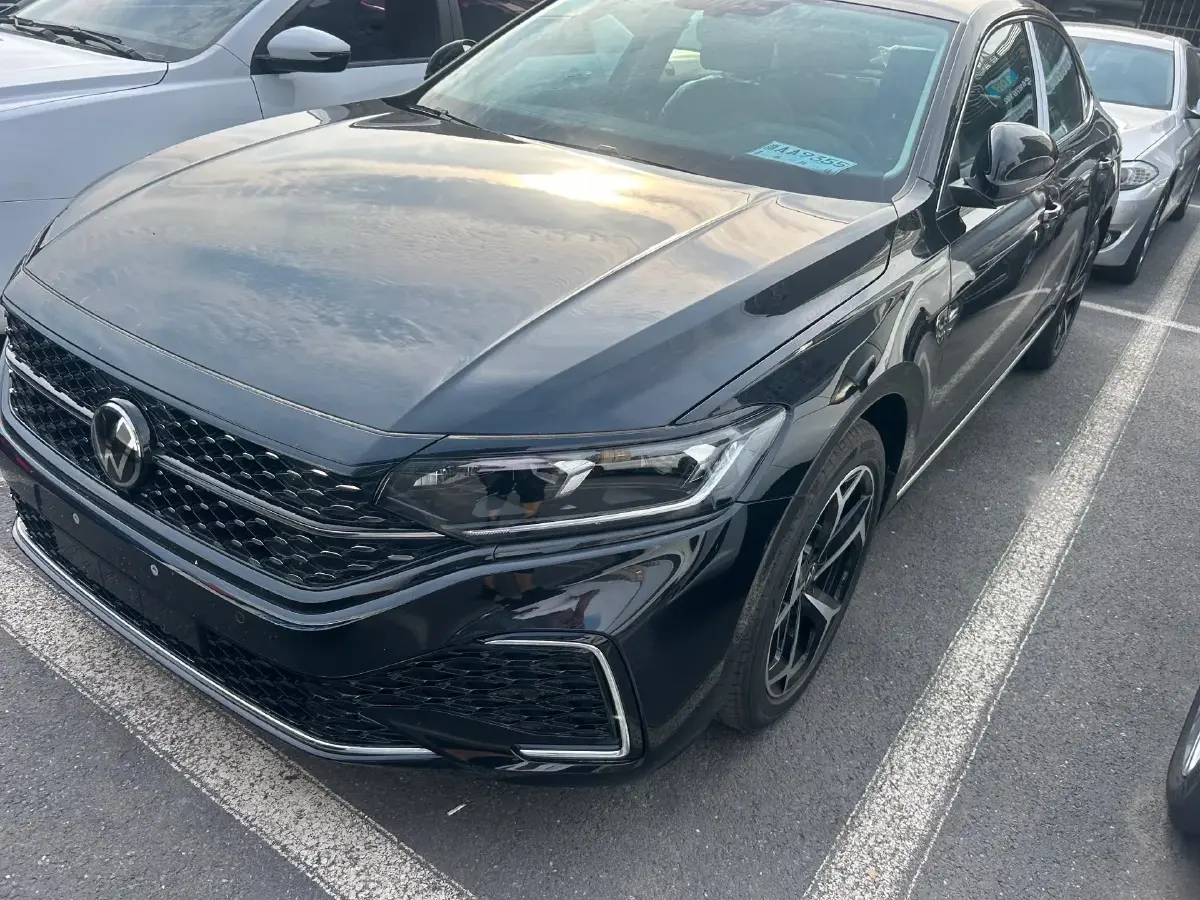 2025 Volkswagen Passat 2.0T 220HP L4 7DCT