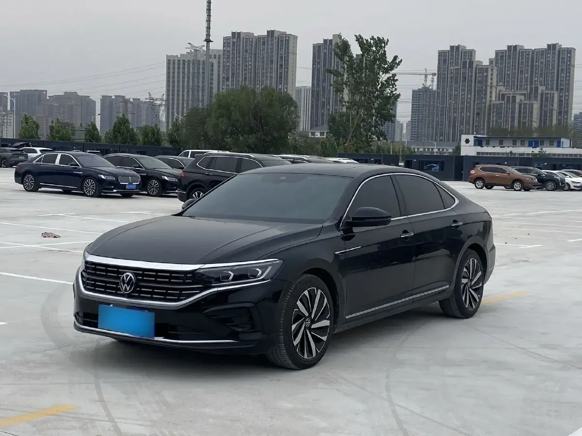 2023 Volkswagen Passat 2.0T 220HP L4 7DCT