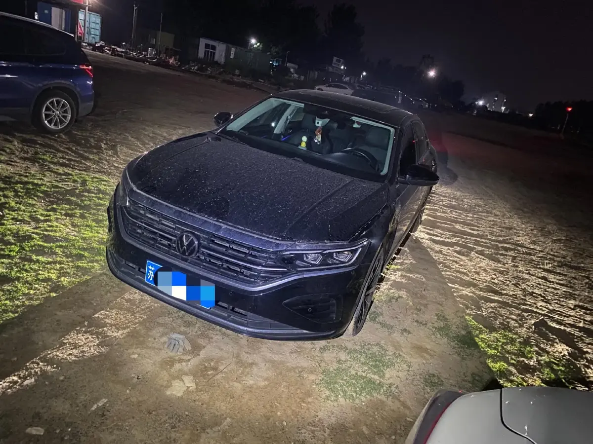 2023 Volkswagen Passat 2.0T 220HP L4 7DCT
