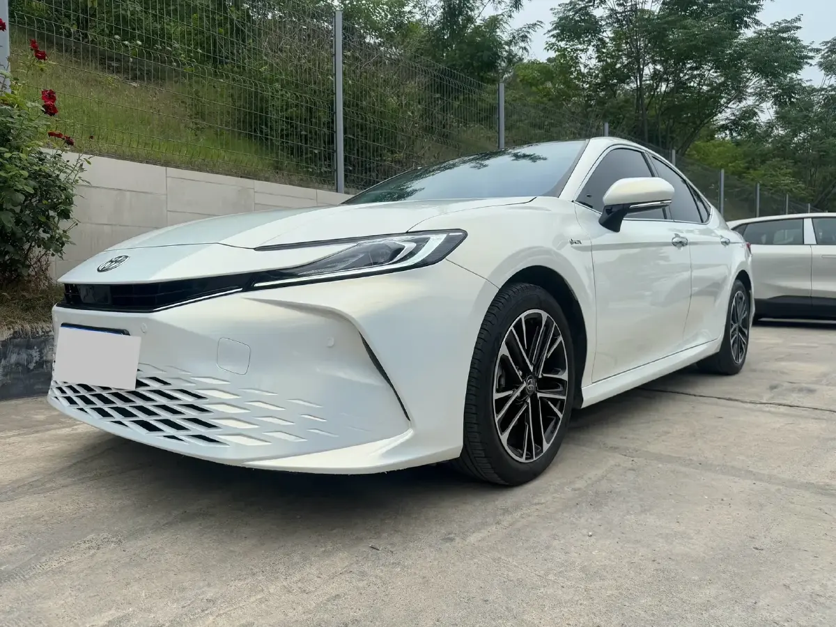 2024 Toyota Camry 2.0L 152HP L4 E-CVT Hybrid